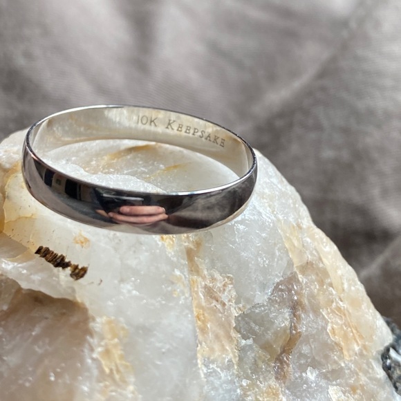 Keepsake 10k white gold wedding ring - Picture 2 of 4